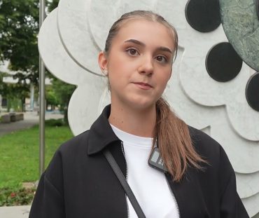Mimohod učenika i profesora u Lukavcu: Sjećanje na žrtve genocida u Srebrenici