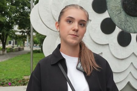 Mimohod učenika i profesora u Lukavcu: Sjećanje na žrtve genocida u Srebrenici