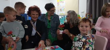 Generacijski zagrljaj u obdaništu: Pjesmom, crtežima i pričama proslavljen Međunarodni dan starijih osoba