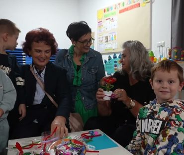 Generacijski zagrljaj u obdaništu: Pjesmom, crtežima i pričama proslavljen Međunarodni dan starijih osoba