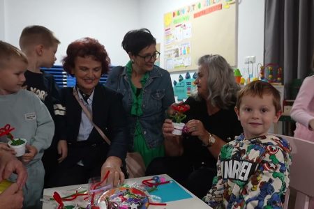 Generacijski zagrljaj u obdaništu: Pjesmom, crtežima i pričama proslavljen Međunarodni dan starijih osoba